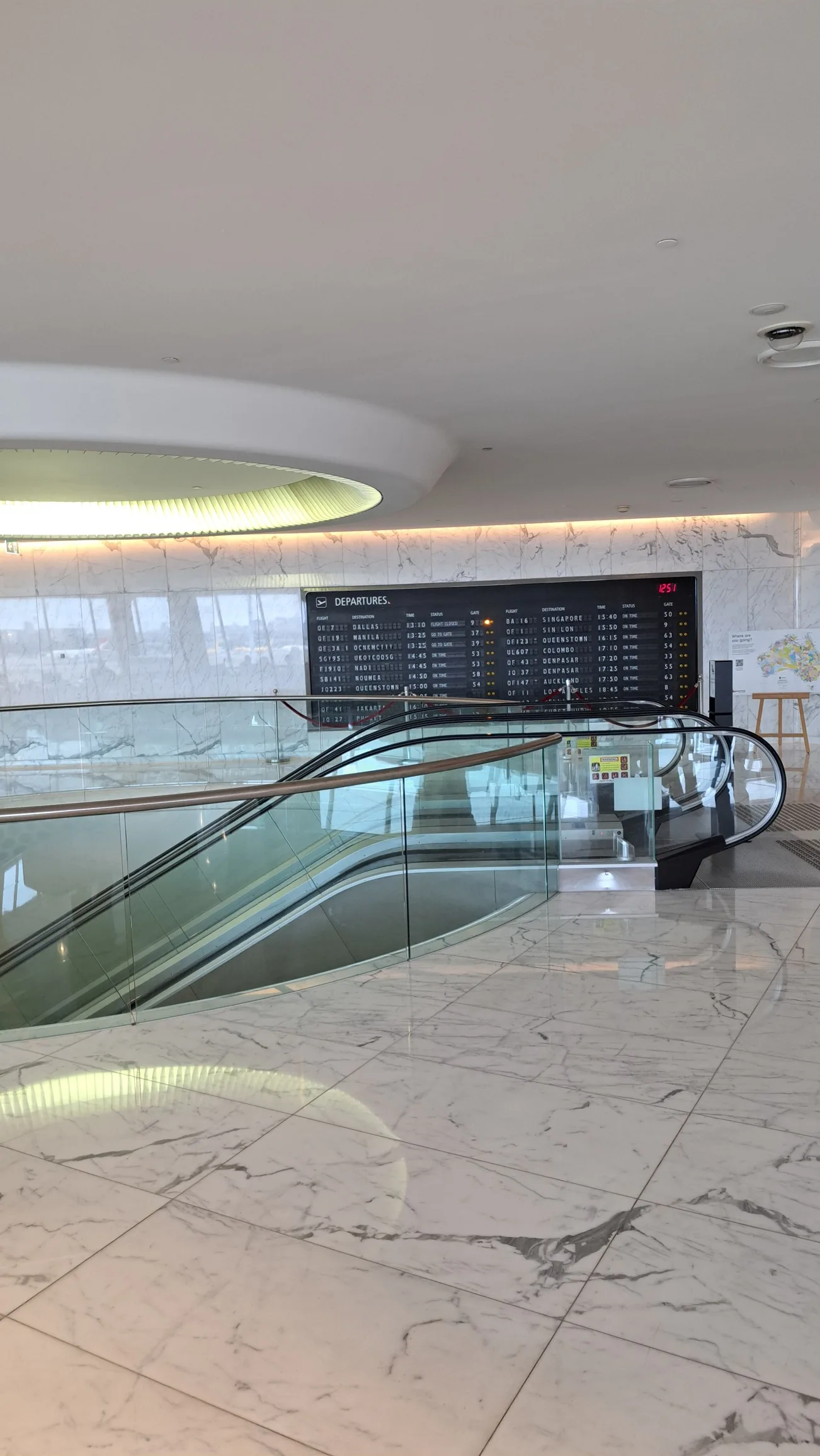 Abfahrtsbrett im Flughafenlounge mit Marmorfußboden