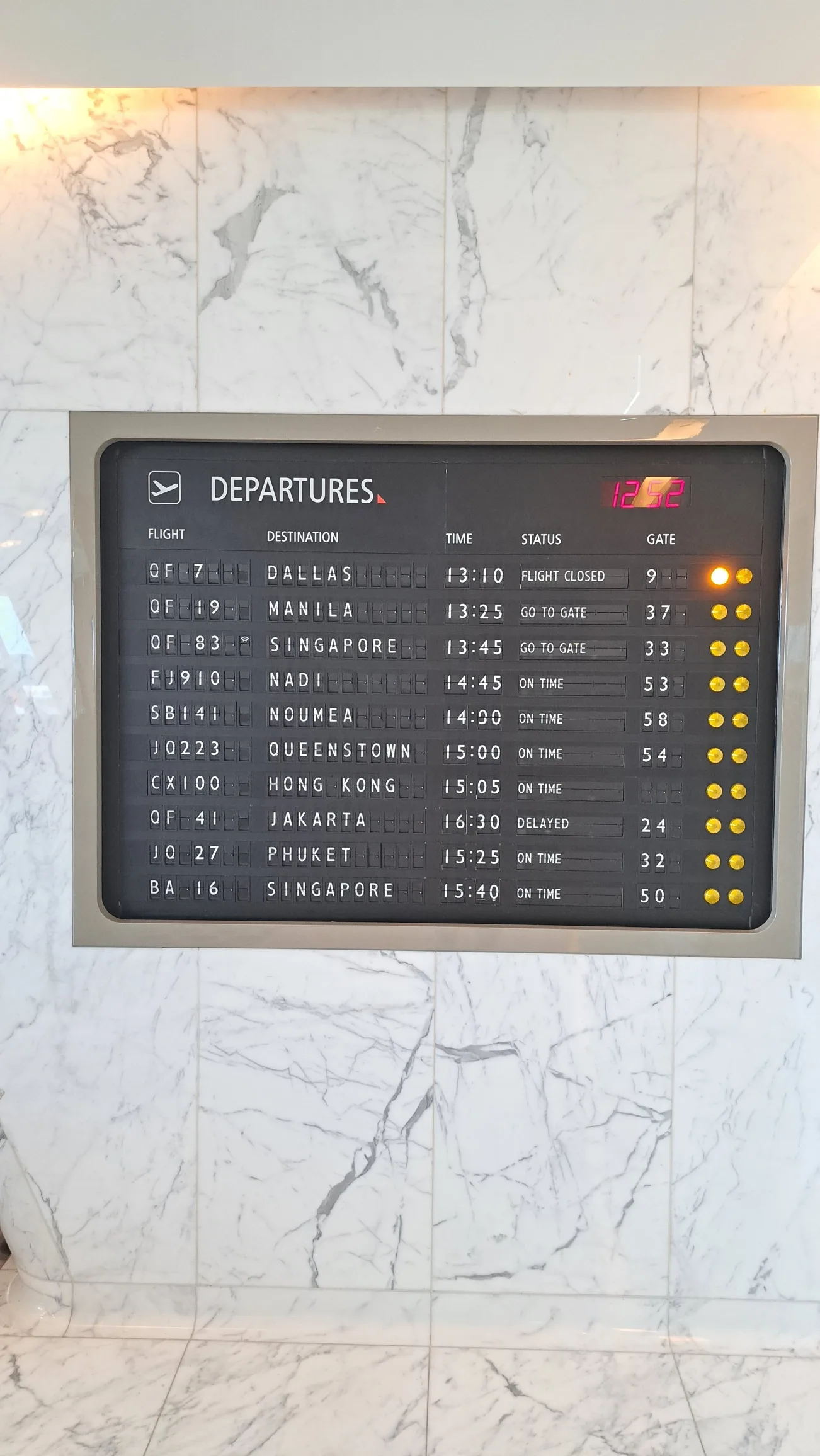 Abflugtafel mit Fluginformationen am Flughafen