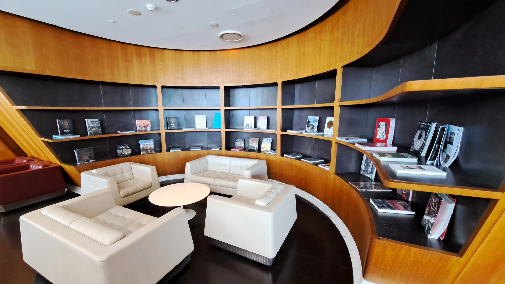 Lounge mit weißen Sofas und Bücherregalen