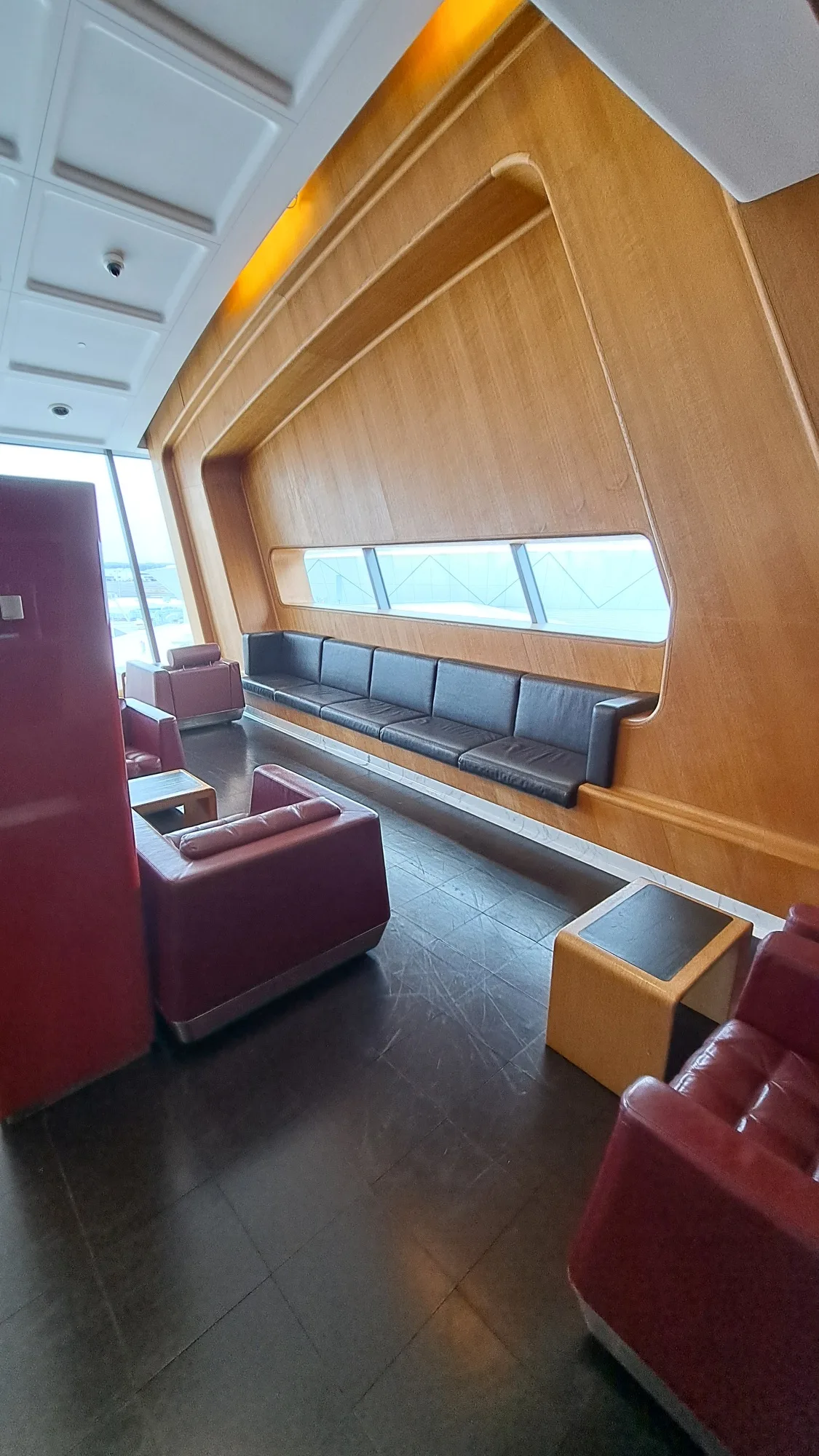 Lounge mit Sitzgelegenheiten und Fensterfront