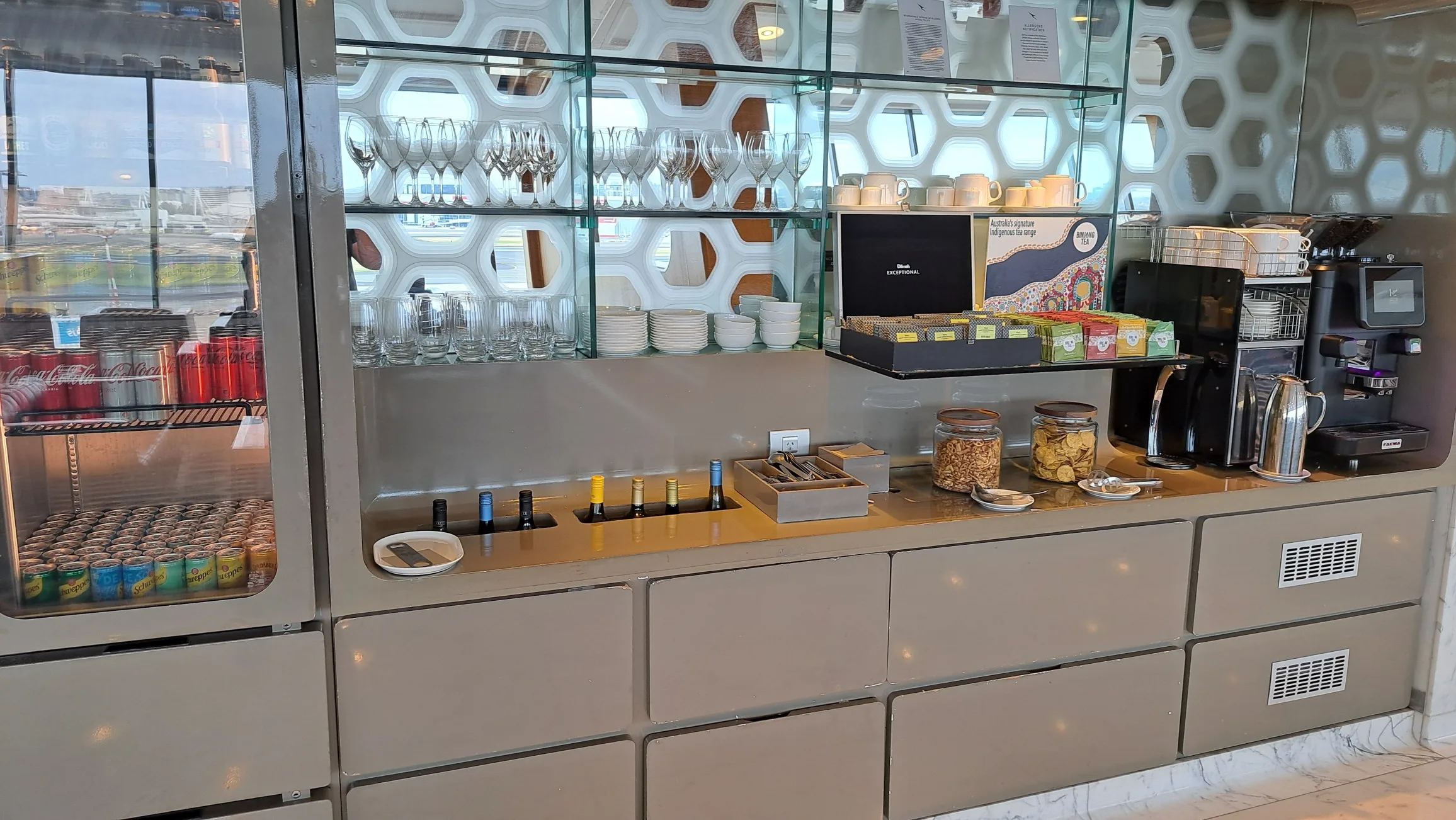Qantas First Lounge mit Getränkeautomat und Snackregal
