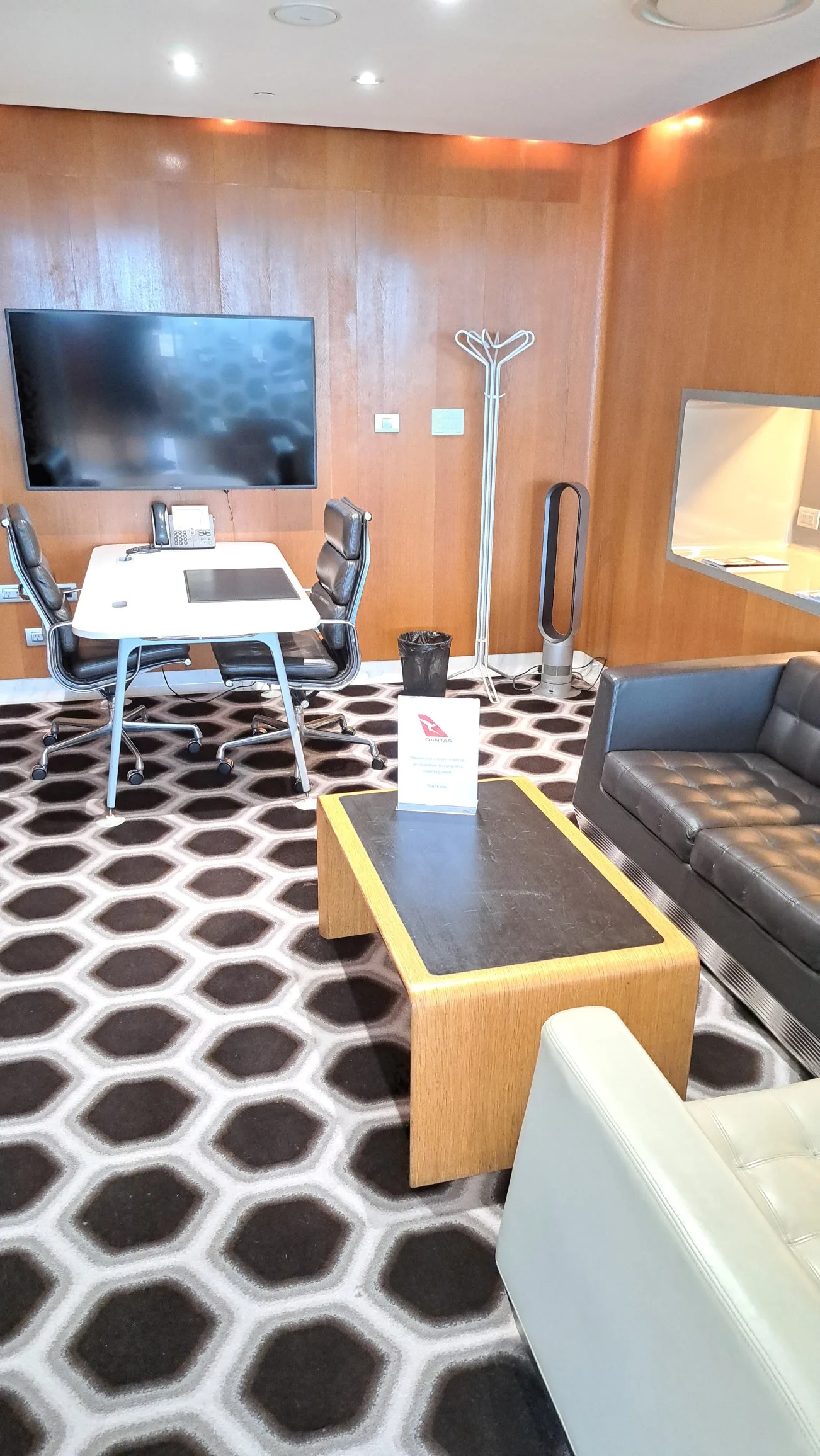Lounge mit Tisch, Stühlen und Fernseher