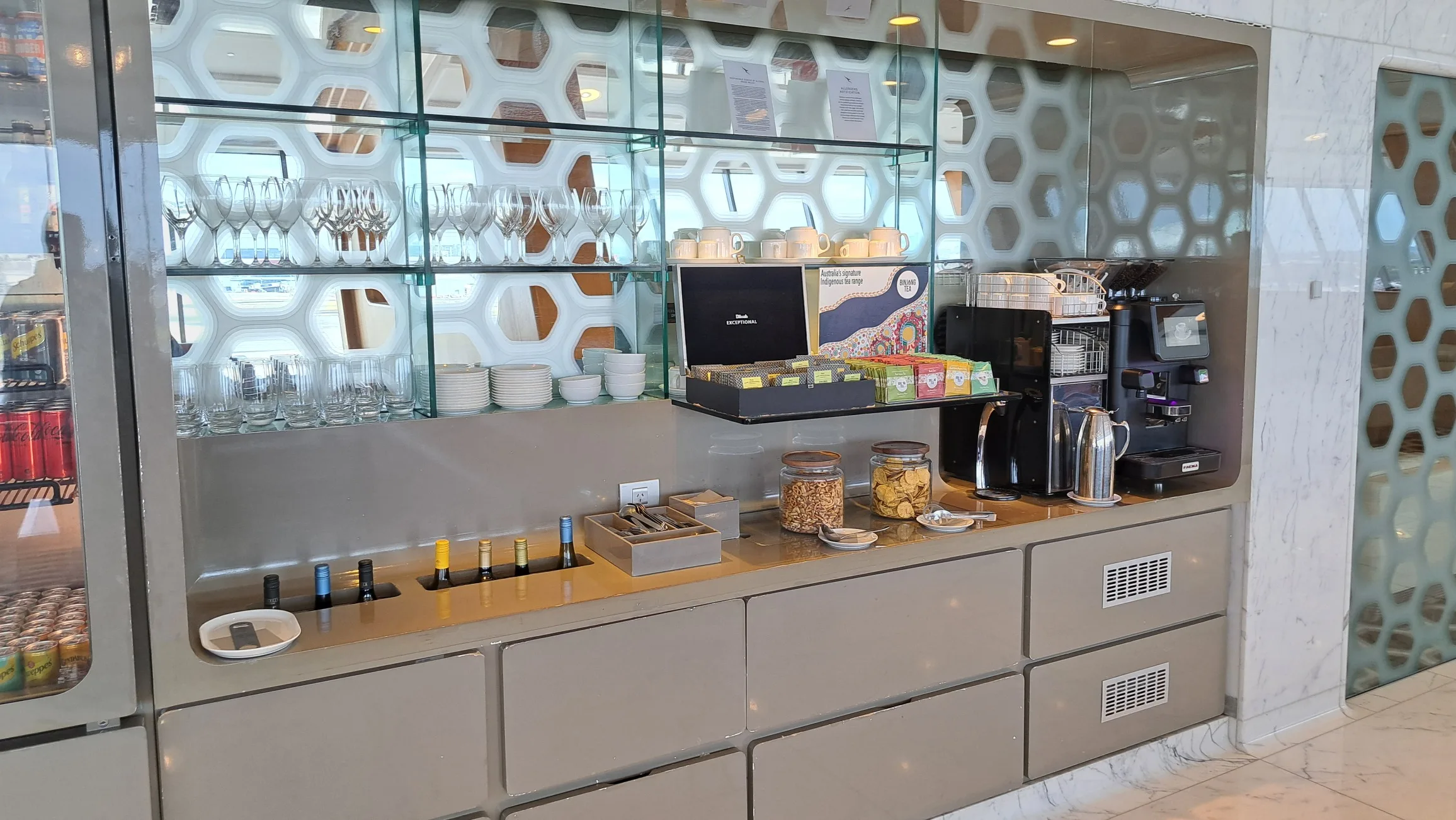 Qantas First Lounge mit Getränken und Snacks