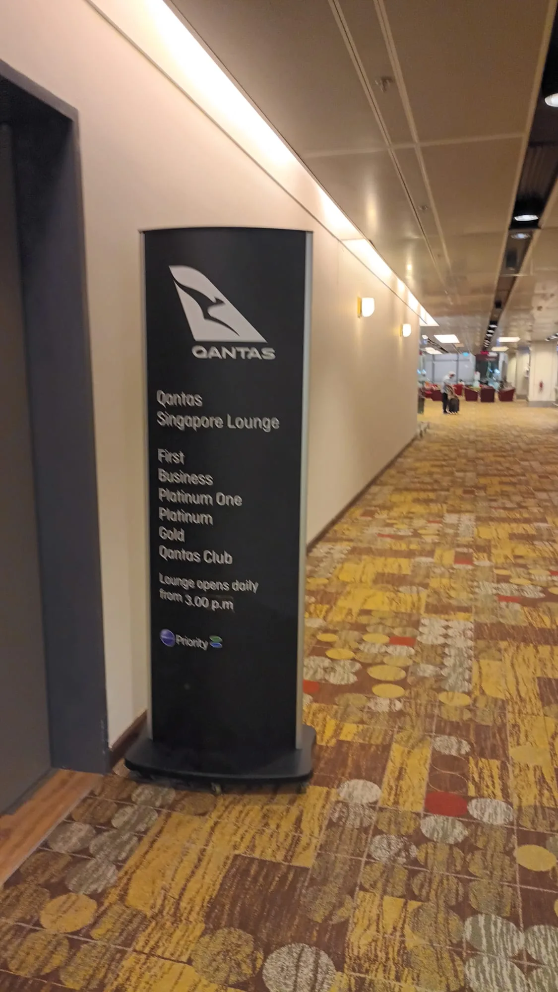 Qantas-Schild für die Singapur-Lounge mit verschiedenen Mitgliedschaftskategorien