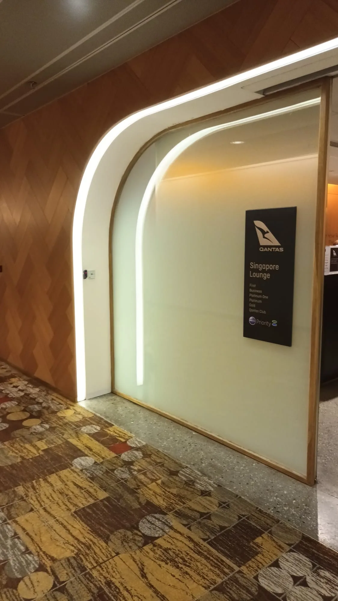 Eingang zur Qantas Singapore Lounge mit Schild und LED-Leuchte