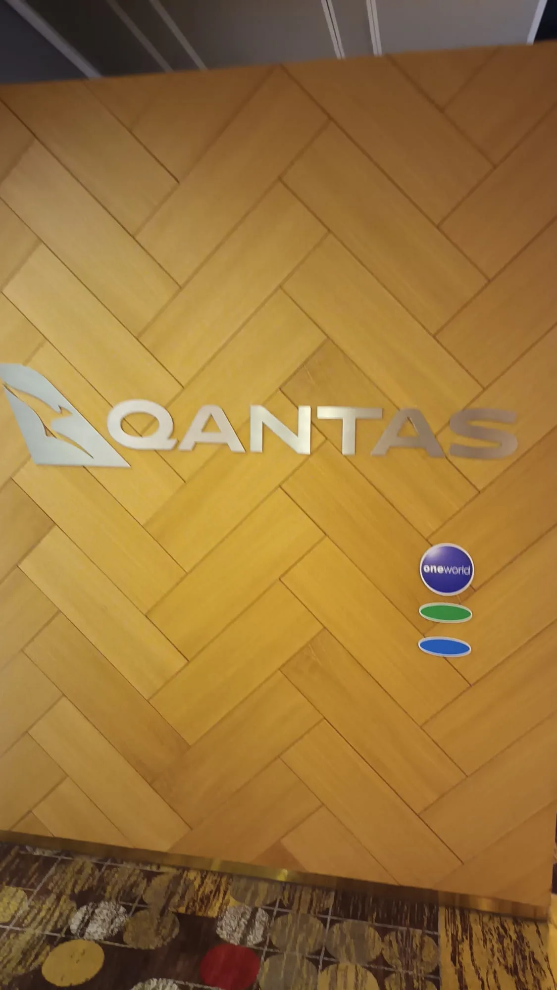 Qantas-Schild auf Holzpaneel