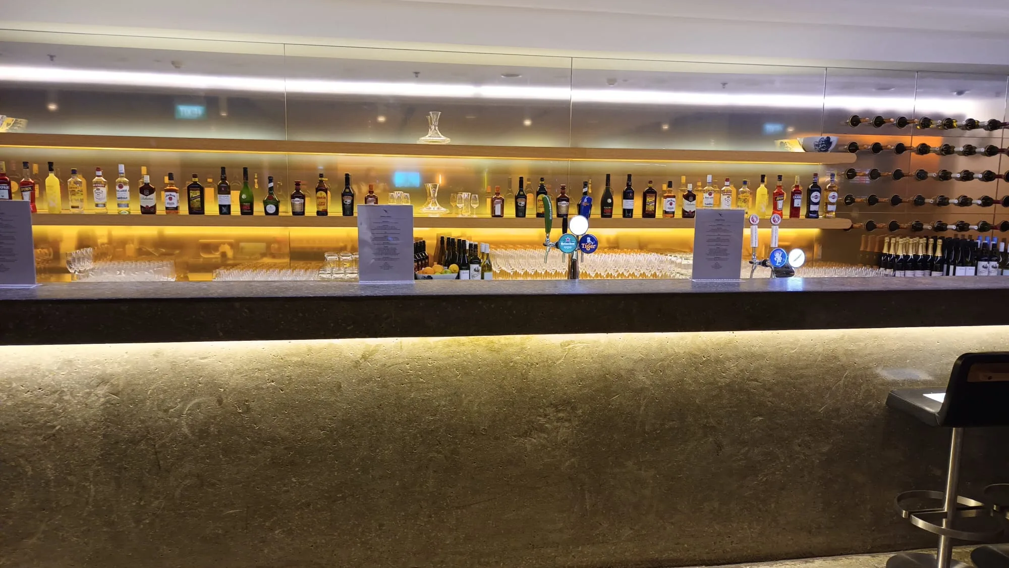 Bar mit Flaschen und Gläsern im Flughafenlounge
