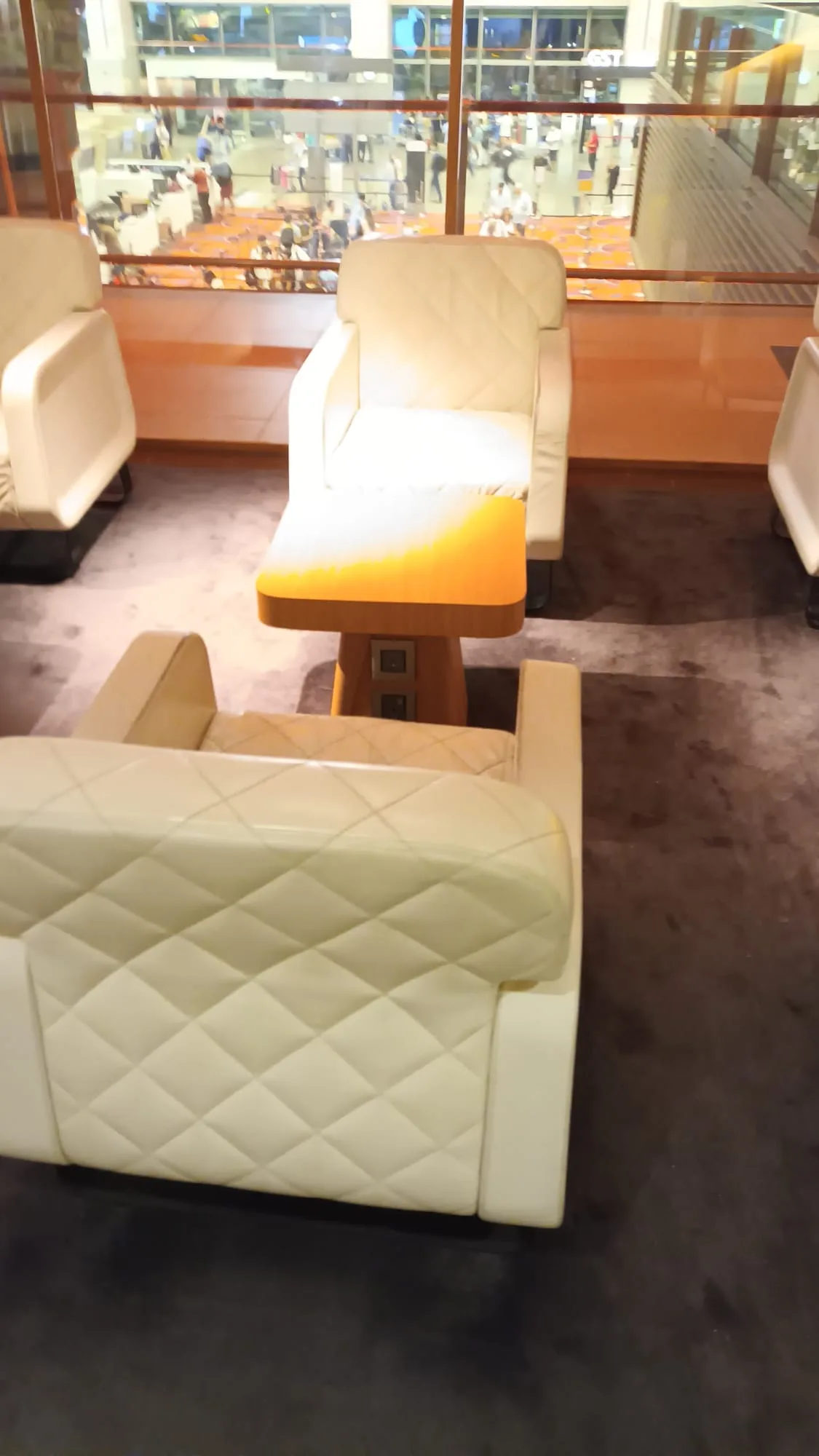 Lounge-Sessel mit gepolstertem Sitz und Rückenlehne