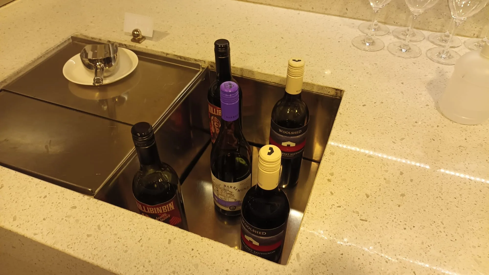 Weinflaschen in einer eingebauten Weinablage im Flughafenlounge