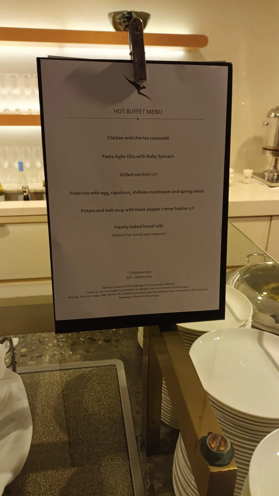 Speisekarte für den Hot Buffet im Qantas Singapore Lounge