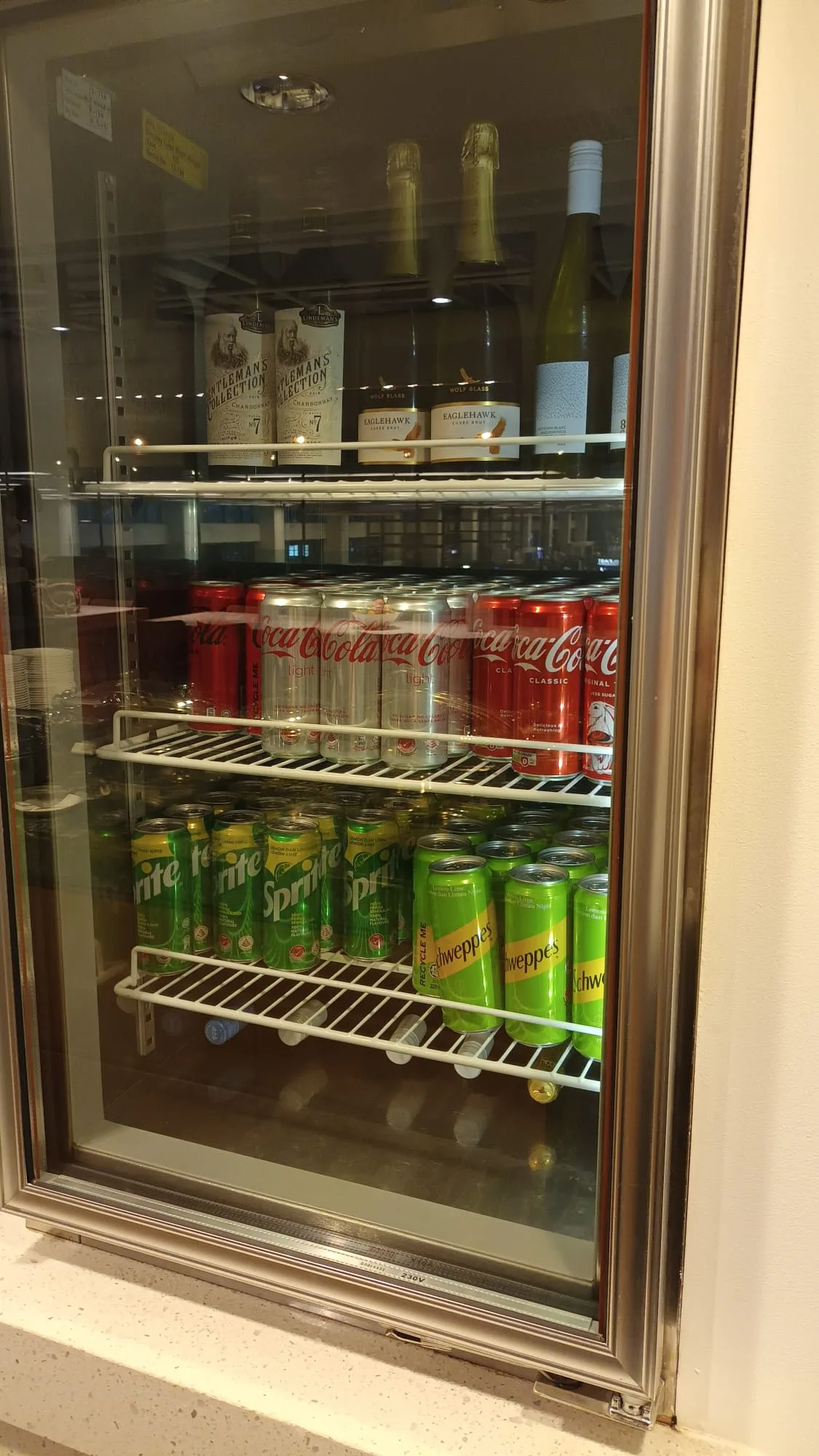 Getränkekühlschrank mit Coca-Cola, Sprite und Schweppes-Dosen