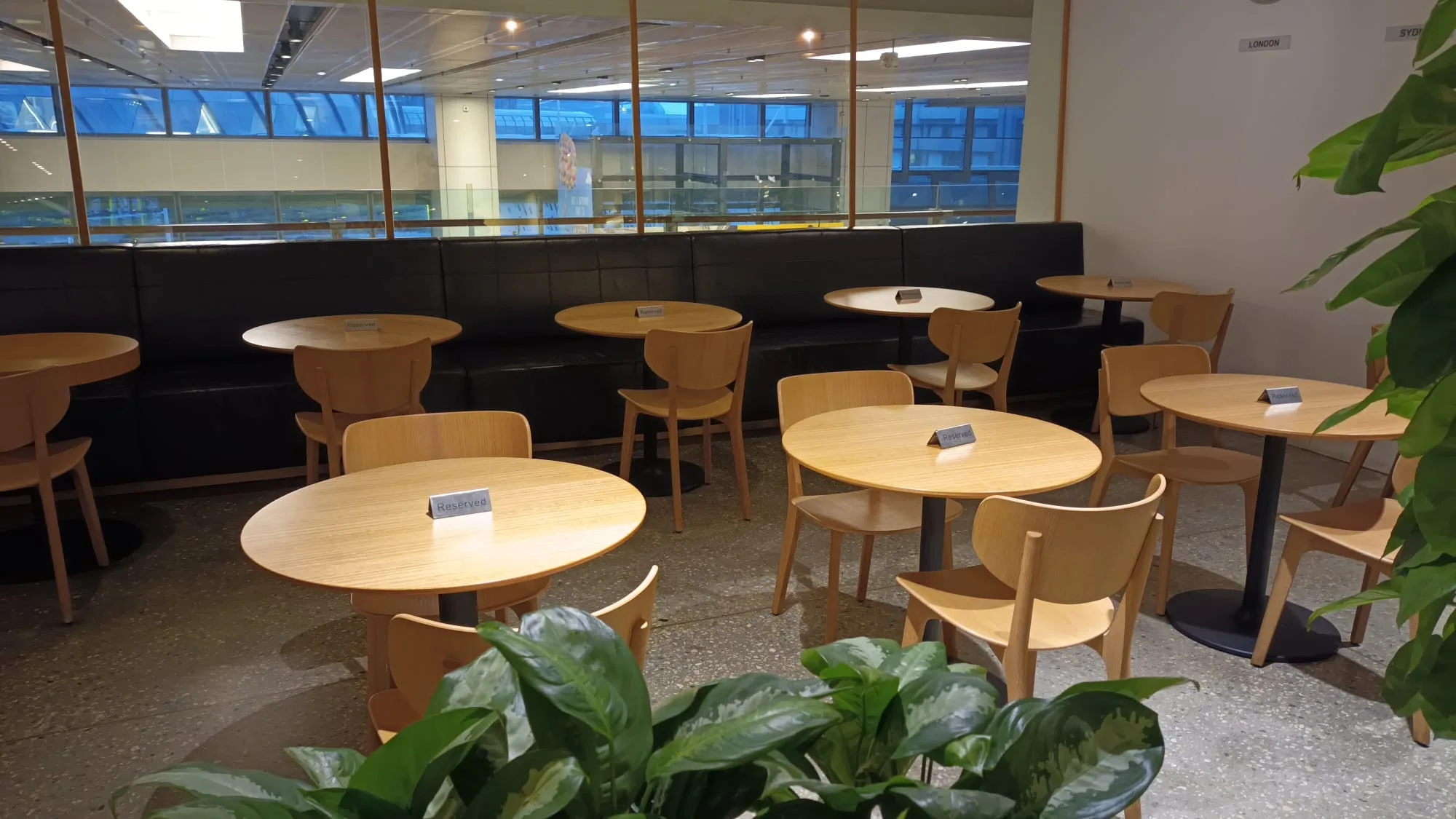 Lounge mit Holztischen und Stühlen in modernem Design