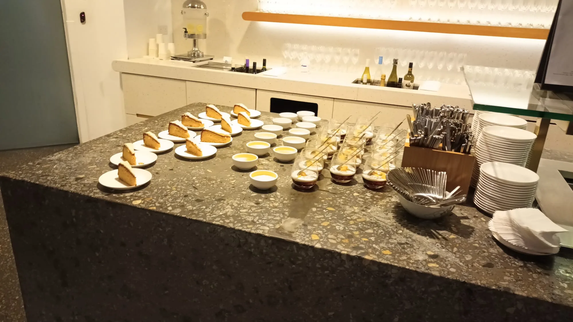 Loungebuffet mit Kuchen und Desserts auf einem Granitplattenbuffet