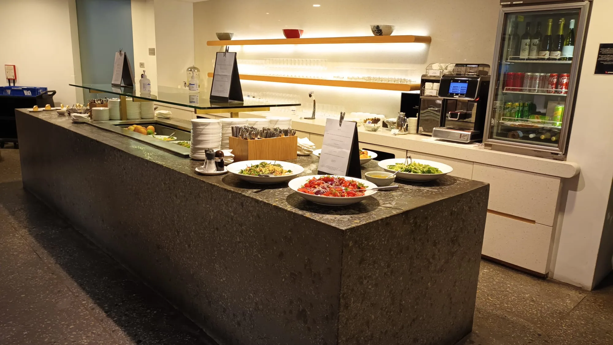 Buffet mit Salaten und Obst auf einem langen Tresen