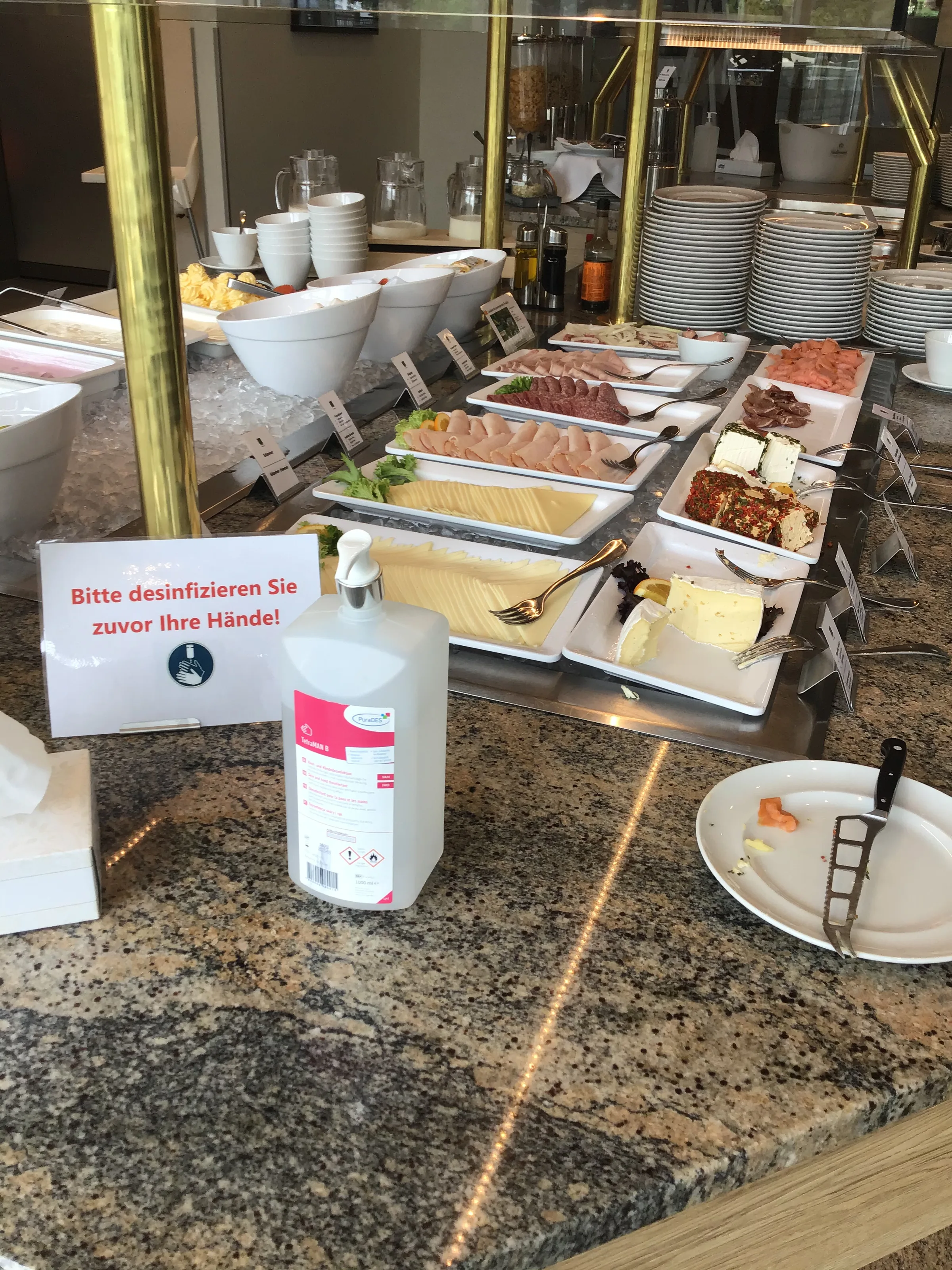 Buffet mit verschiedenen Speisen und Käse auf einem Marmertisch