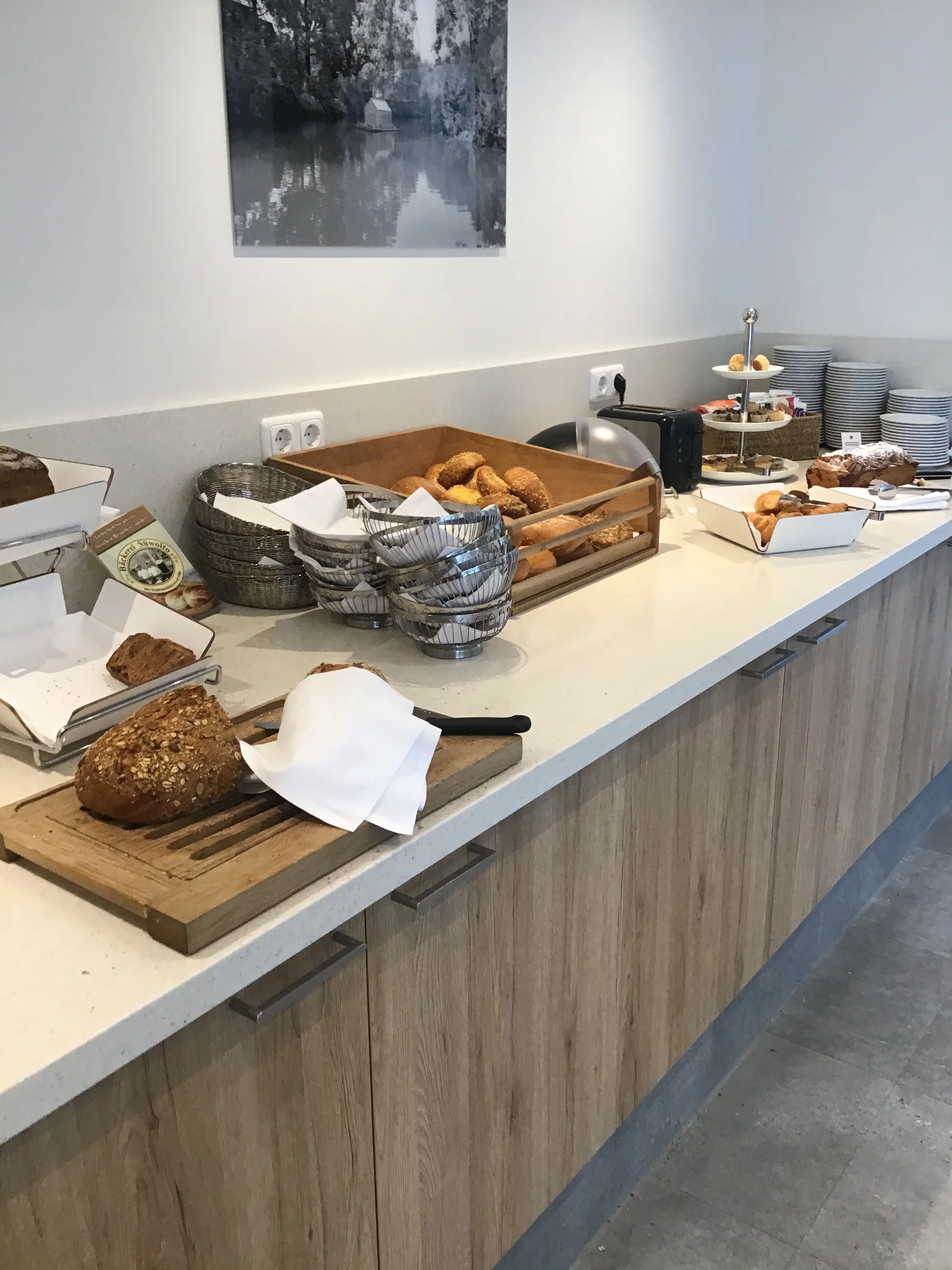 Frühstückstisch mit Brot, Keksen und Kaffee im Hotel