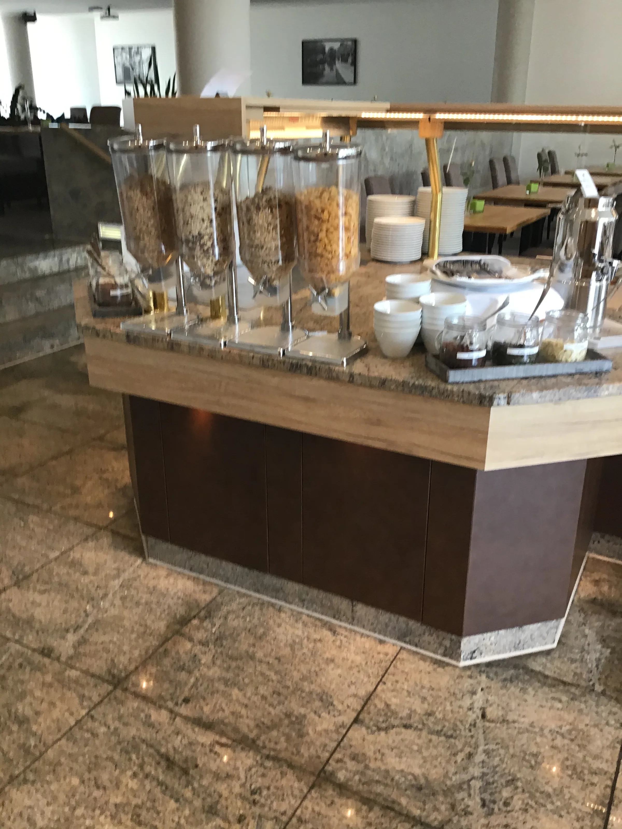 Frühstücksbuffet mit Getreidekörnern in Glaskanistern