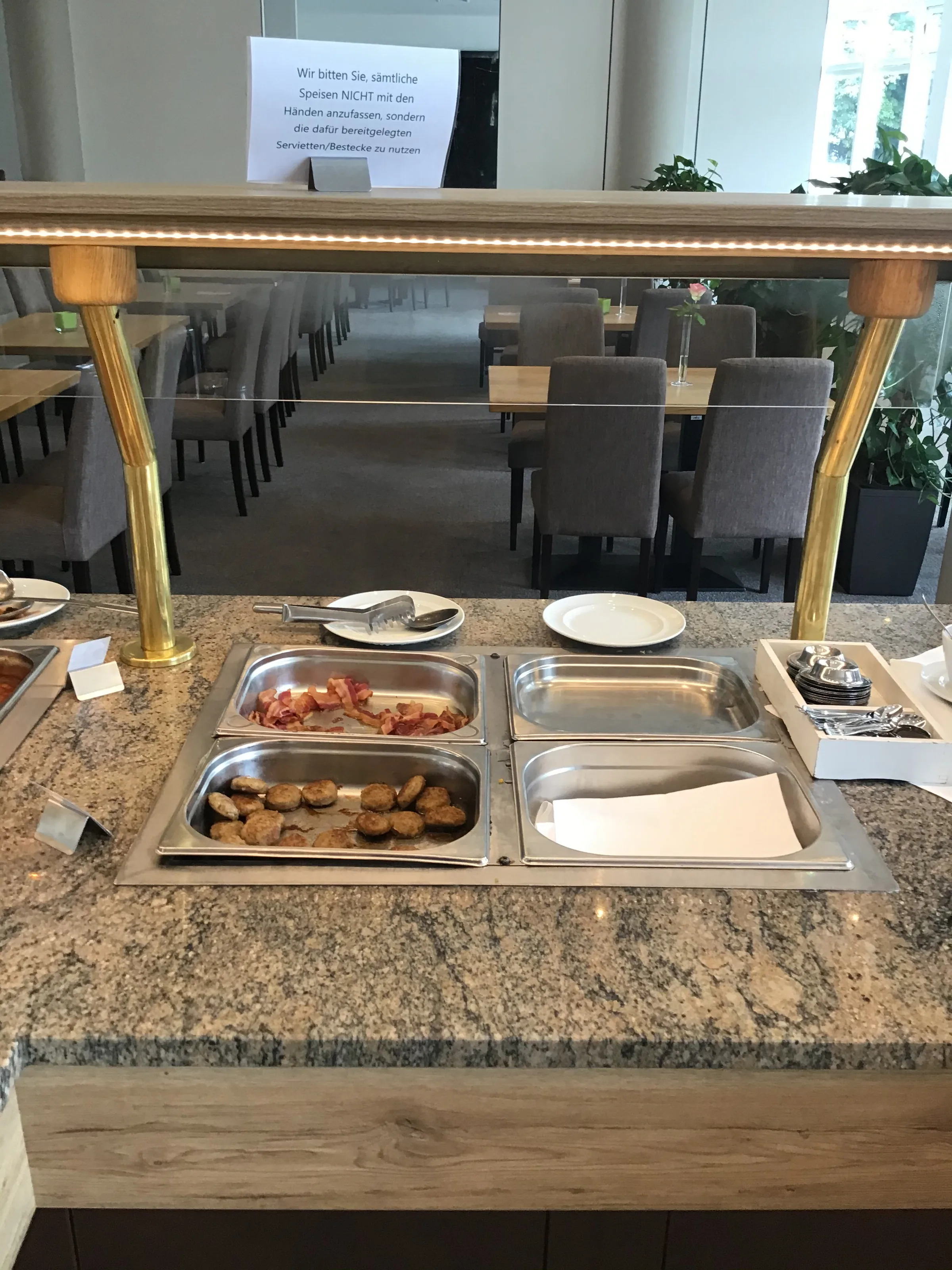 Frühstücksbuffet mit Speisen in Edelstahlbehältern