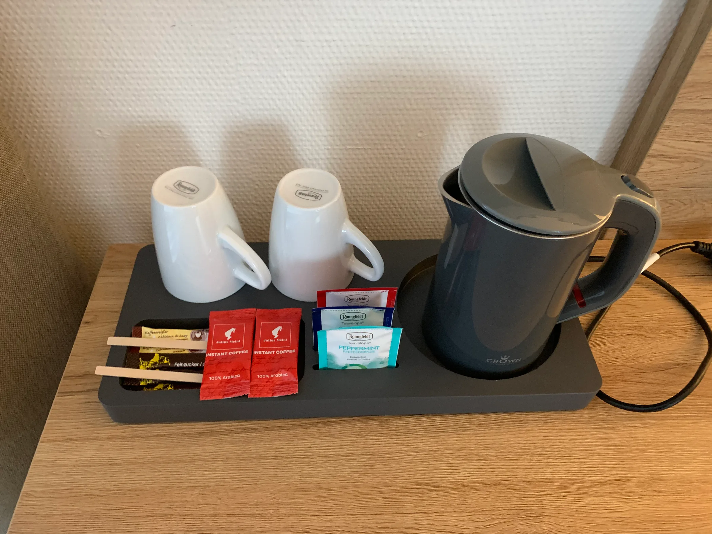 Hotelzimmereinrichtung mit Kaffeemaschine und Getränkepaket