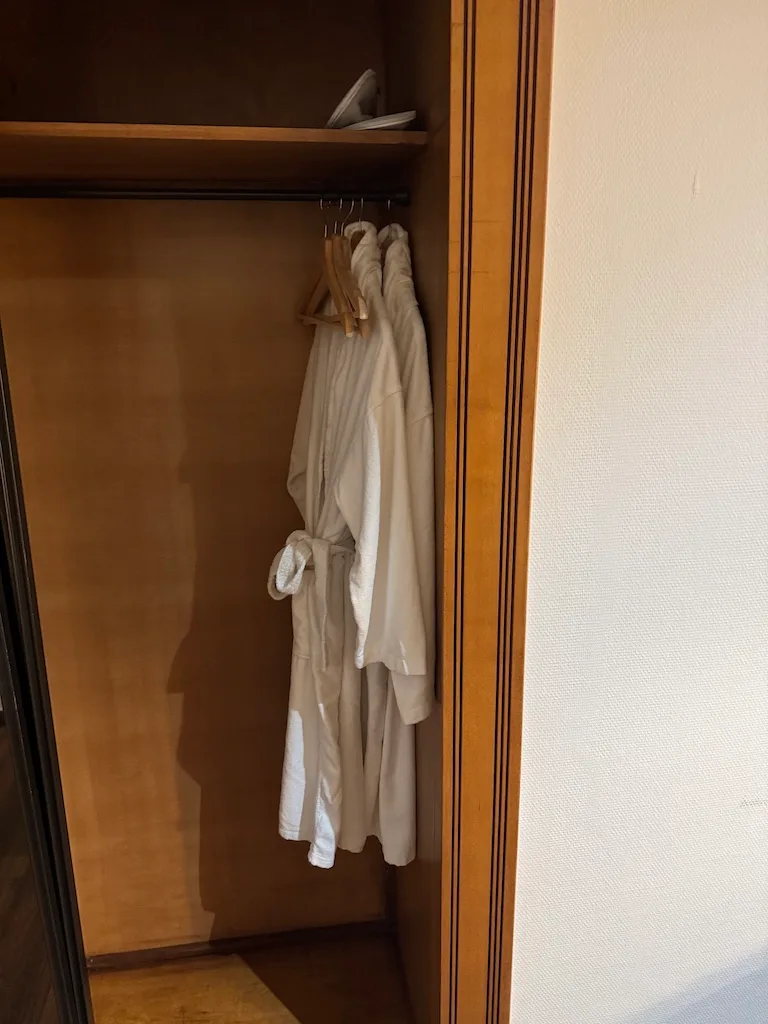 Hängender Bademantel im Schrank
