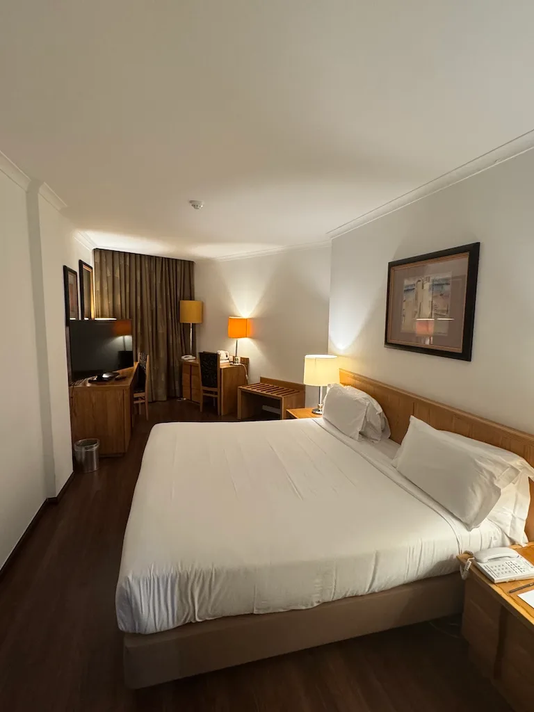 Hotelzimmer mit Doppelbett und Nachttischen
