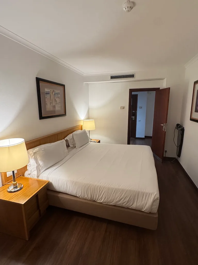 Hotelzimmer mit Doppelbett und Nachttischen