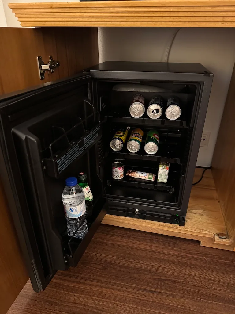 Hotelkühlschrank mit Getränken und Wasser