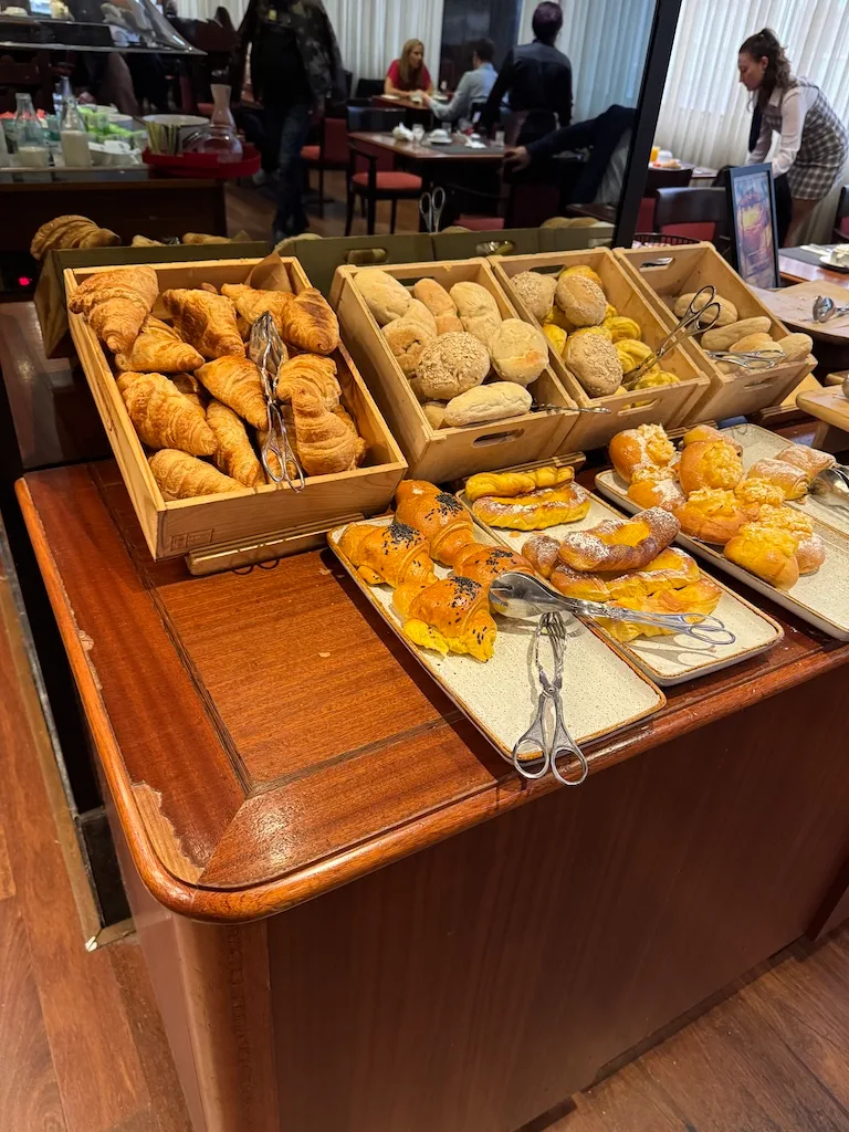 Frühstückspuffen auf Holzschalen und Tafeln im Restaurant