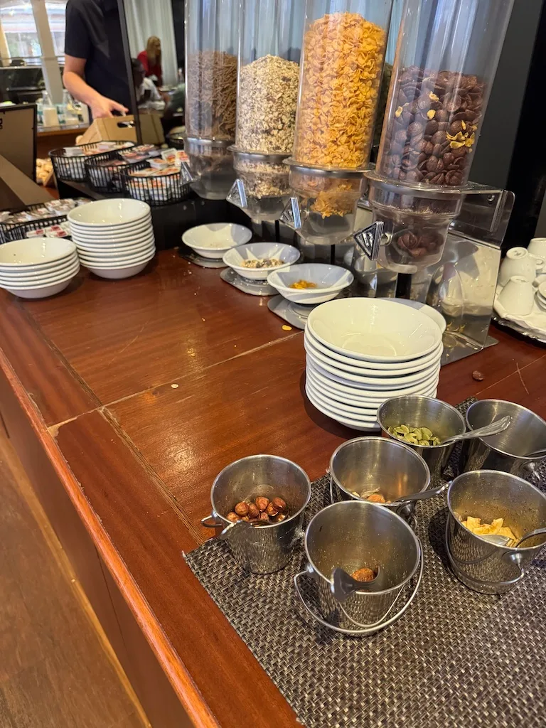 Frühstücksbuffet mit Getreide, Kaffeebohnen und Schalen für die Mahlzeit