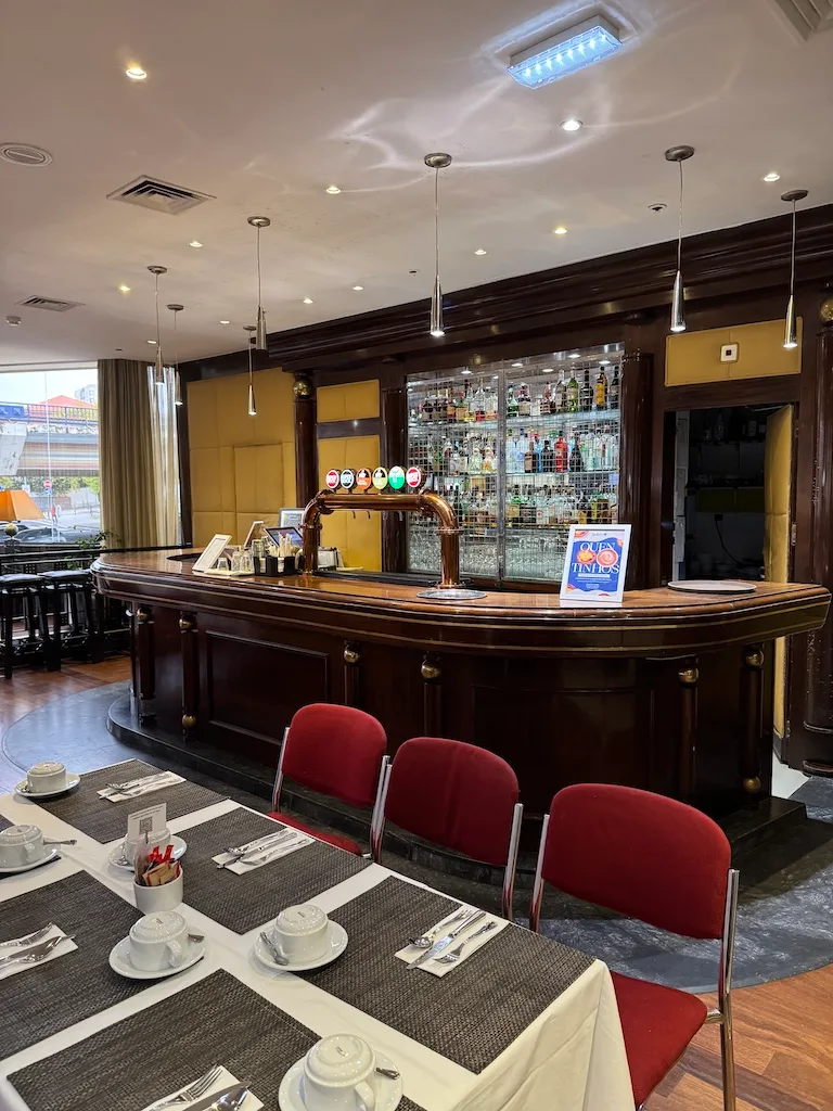 Hotelbar mit roten Stühlen und Getränkeautomaten