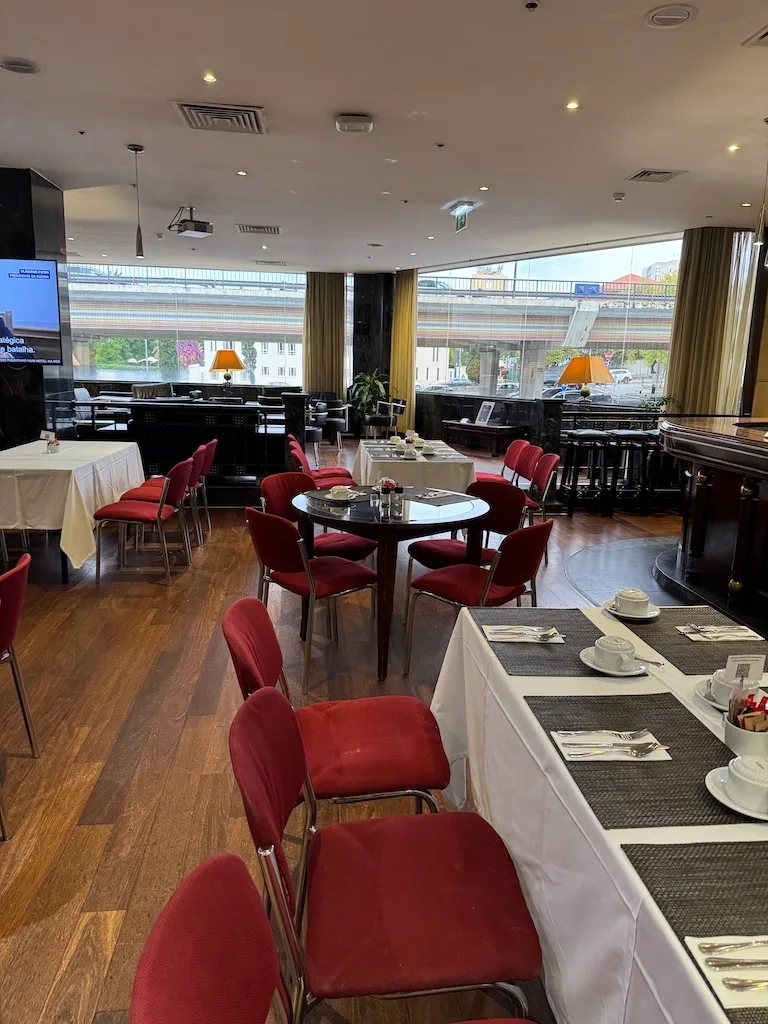 Hotelrestaurant mit roten Stühlen und Holzboden