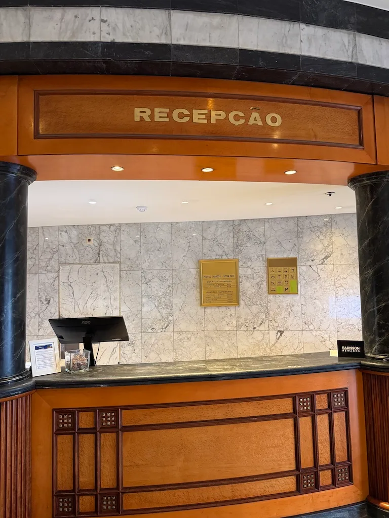 Rezeption eines Hotels mit Marmorwand und Holzverkleidung