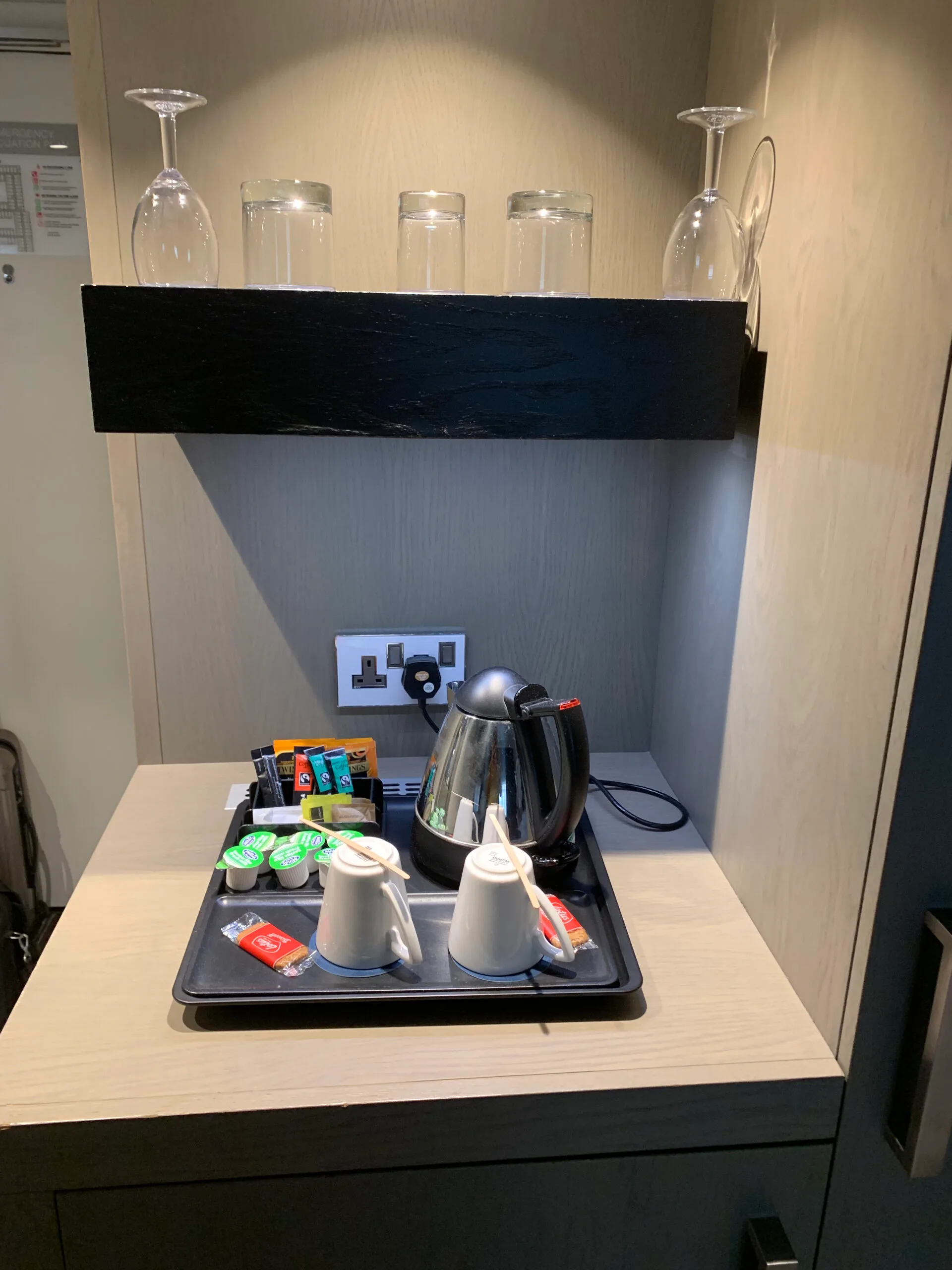 Hotelzimmerecke mit Kaffeemaschine und Getränke%