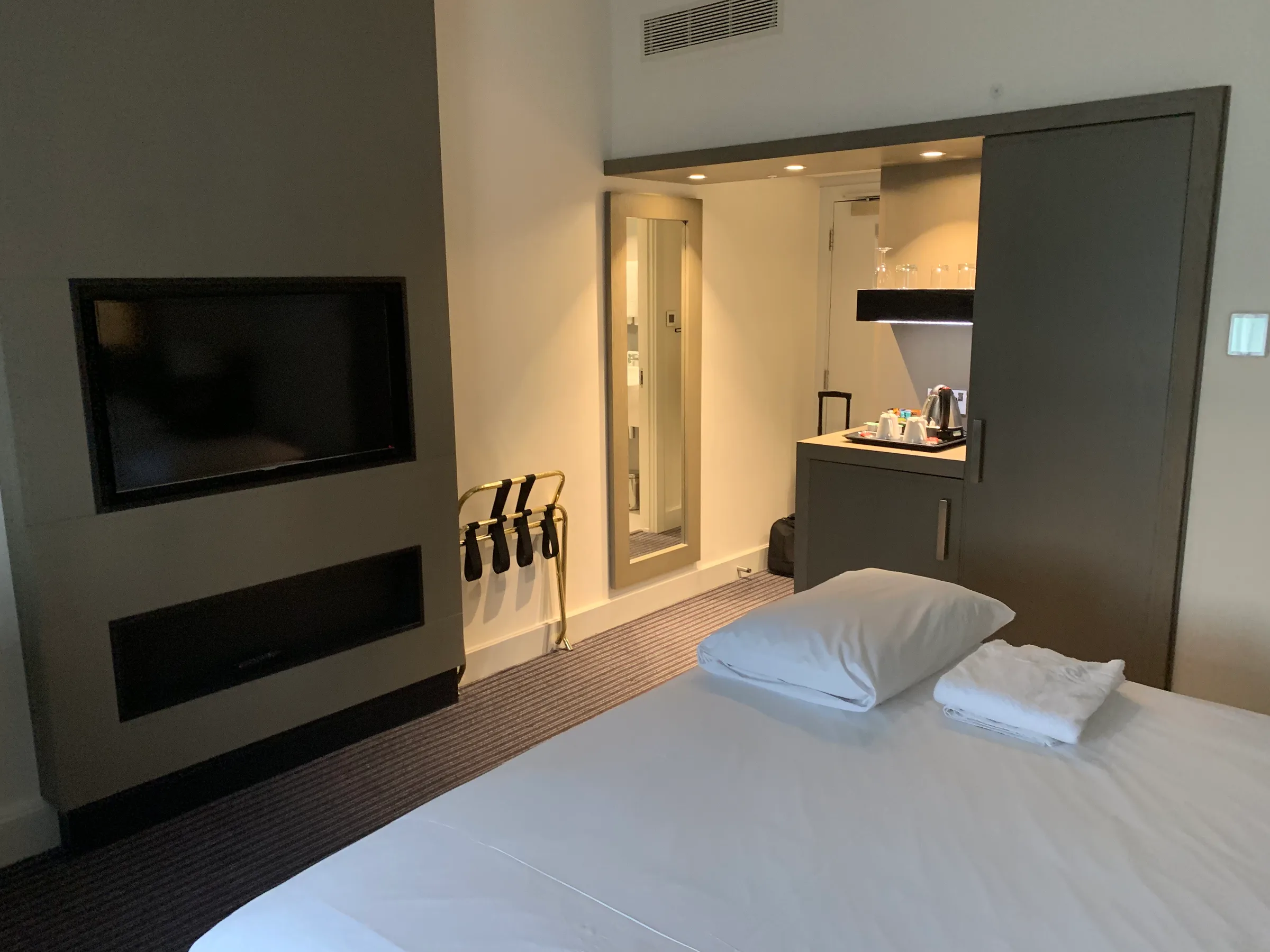 Hotelzimmer mit Doppelbett und Flachbildfernseher