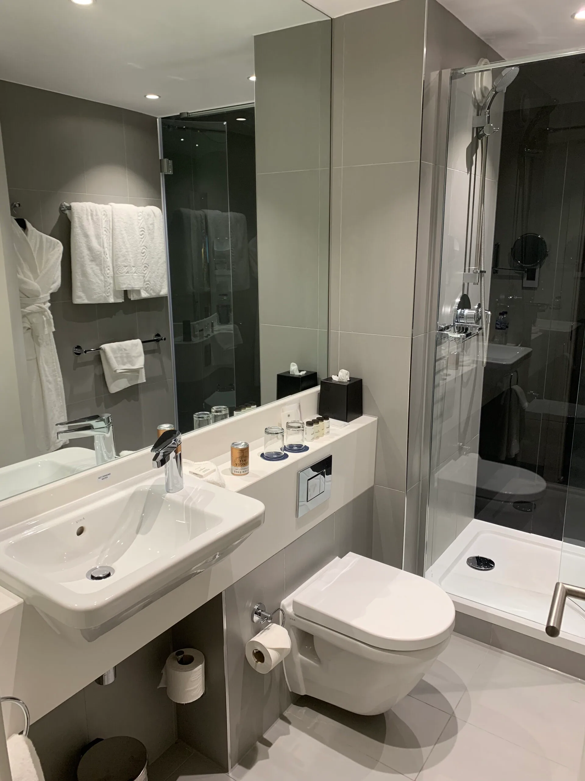 Moderne Badezimmeranlage mit Dusche und Waschbecken