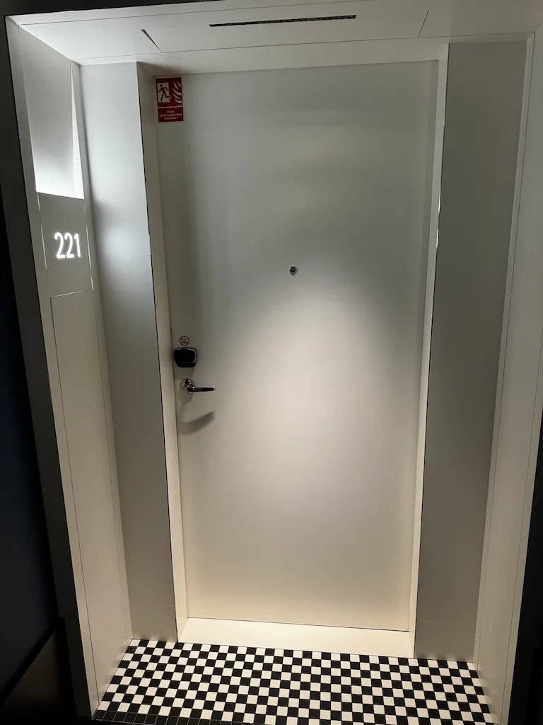 Hotelzimmer mit geschlossener Tür und Ziffernplatte