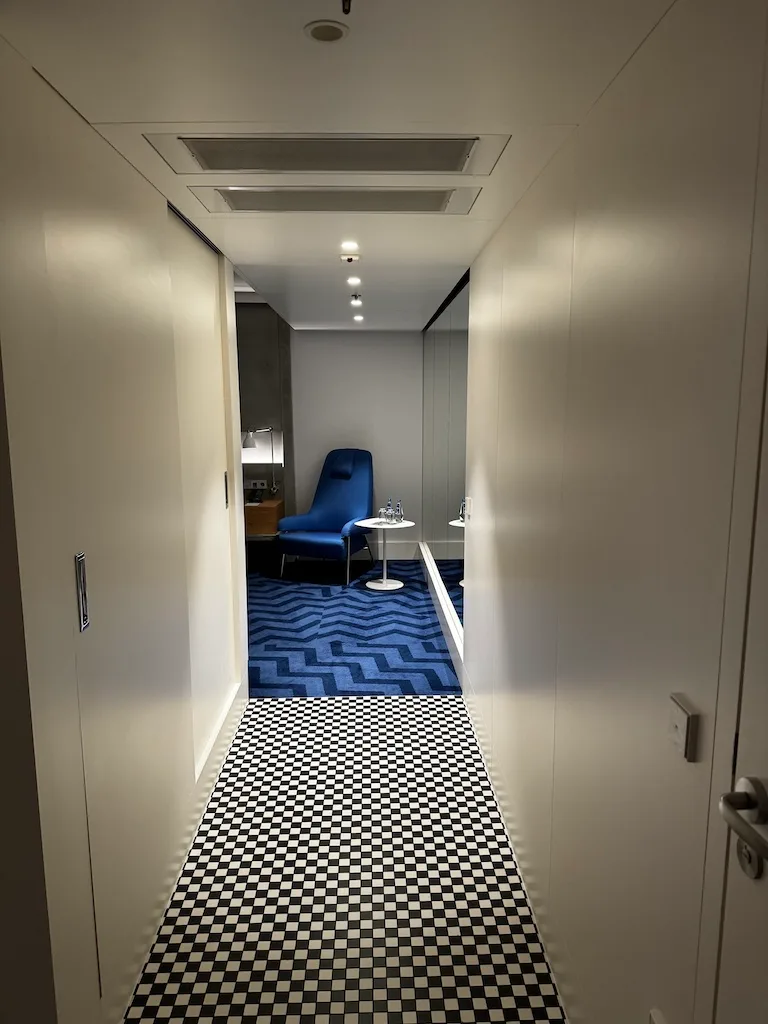 Gang mit schwarz-weißem Karpet im Renaissance Warsaw Airport Hotel