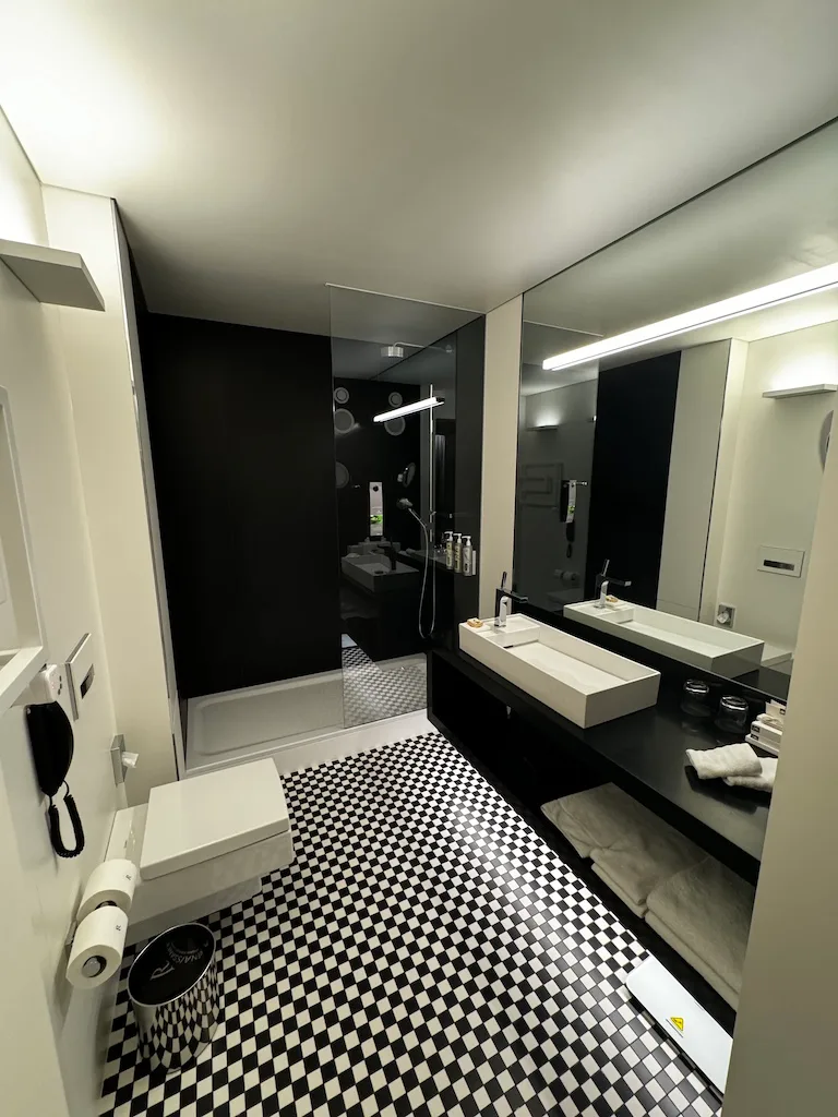 Moderne Badezimmer mit schwarzen Wänden und kariertem Boden
