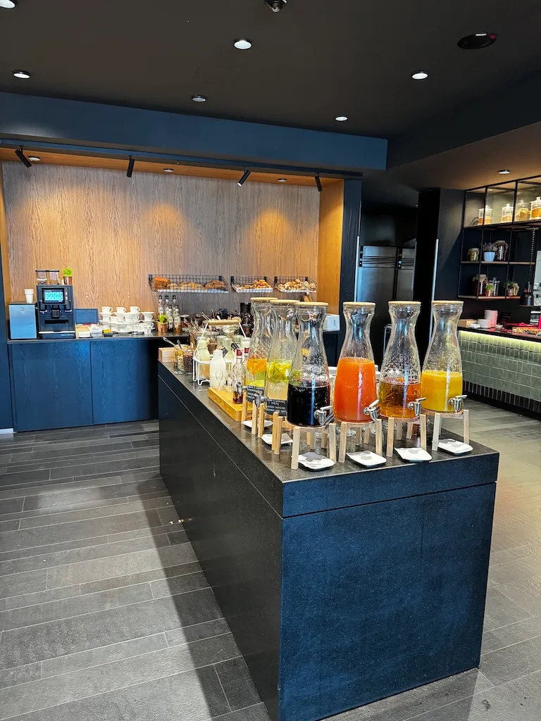 Frühstücksbuffet mit Saftdispensern und Kaffeeautomat im Hotel