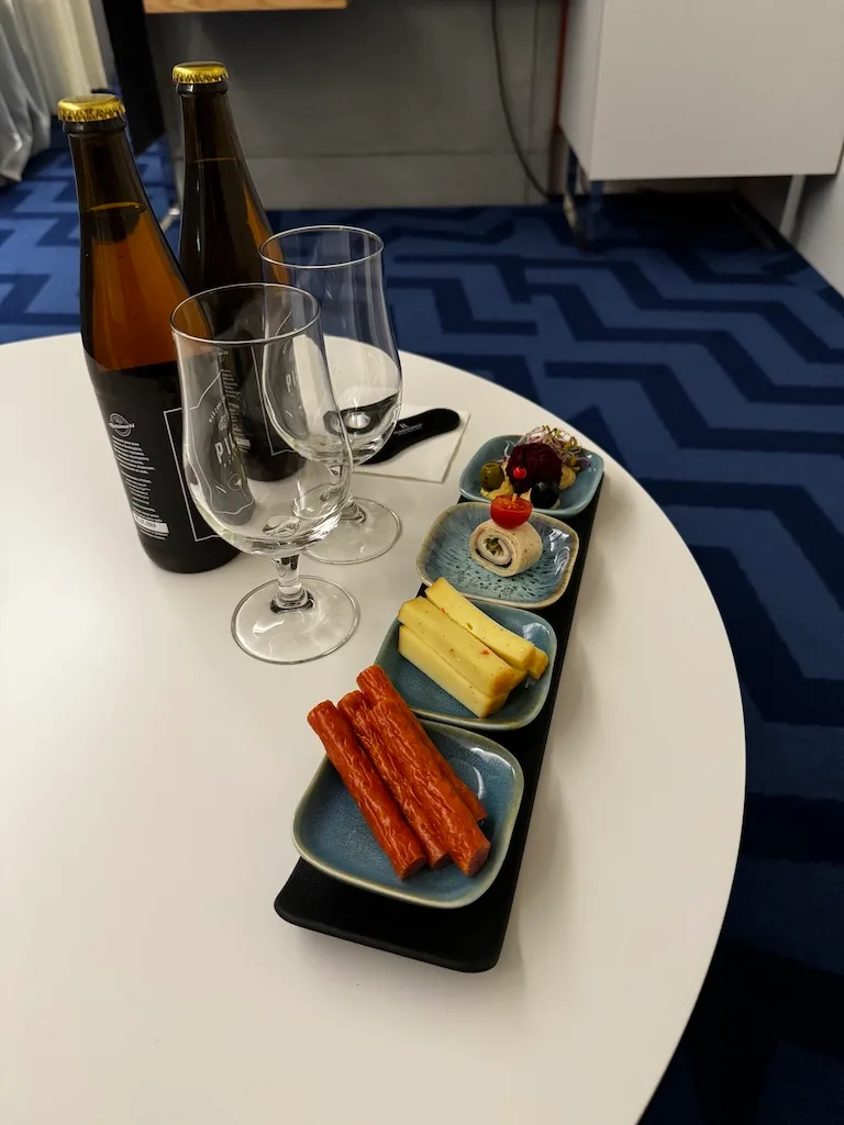 Hotelzimmertisch mit Bierflaschen und Snacks