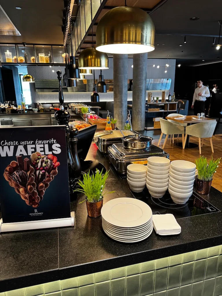 Buffet mit Waffeln und Geschirr im Hotelrestaurant