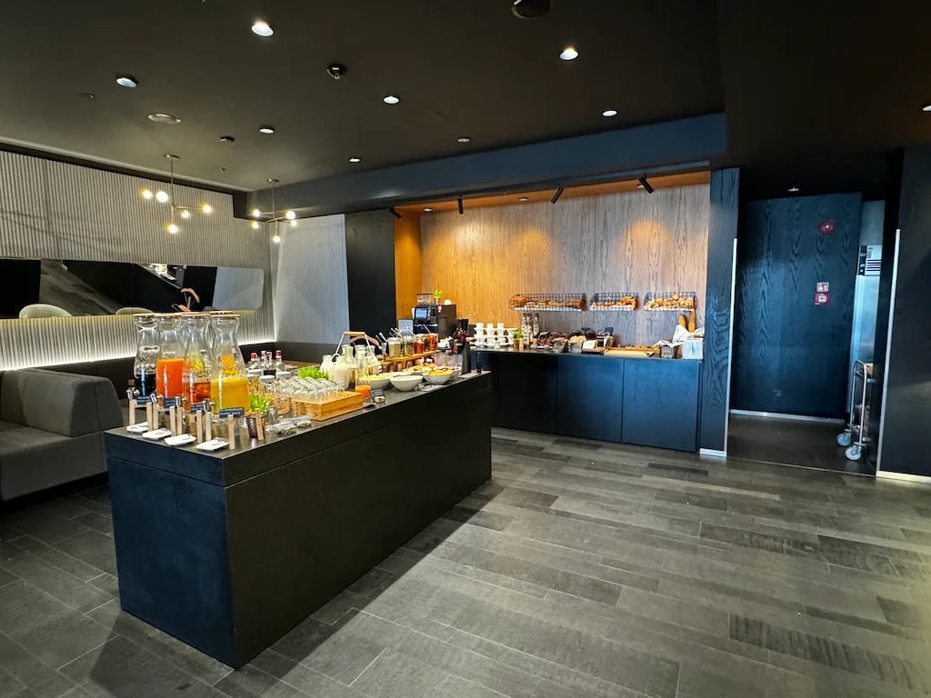 Buffet mit Getränken und Snacks in einem Flughafen-Hotel