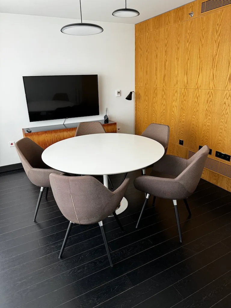 Hotelzimmer mit runder Tisch und Stühlen
