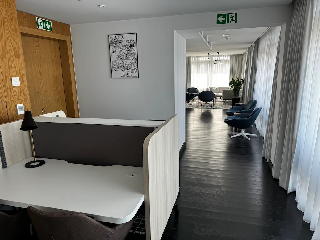 Rezeption mit Tischlampe und Sitzgelegenheiten im Hintergrund