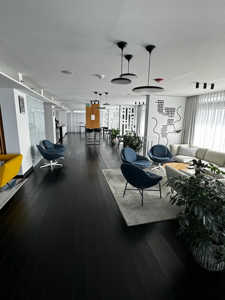 Lobby mit blauen Sesseln und Pflanzen