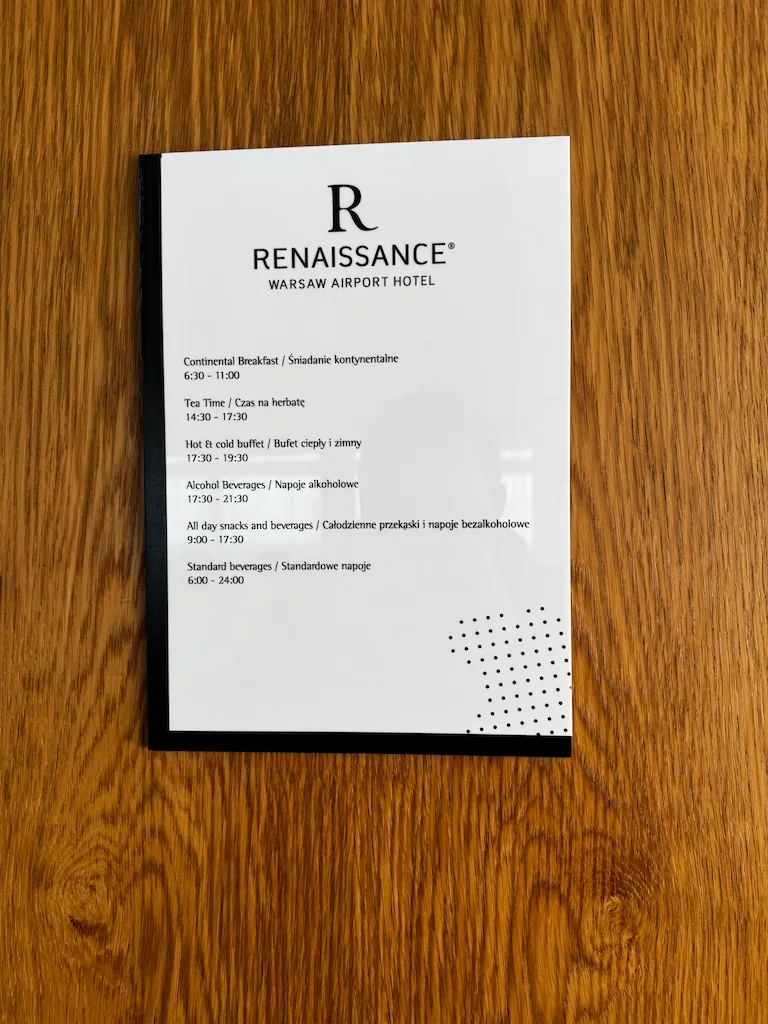 Frühstückszeiten im Renaissance Warschauer Flughafenhotel auf Deutsch und Englisch