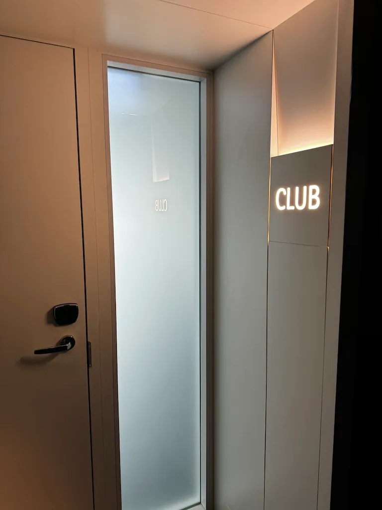 Tür mit Schild "CLUB" und eingeschaltetem Licht