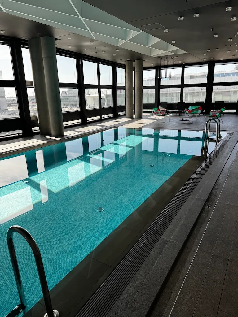 Innenansicht eines Hotels mit Pool und Sitzgelegenheiten