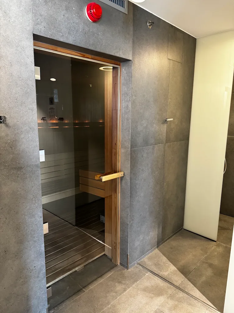 Sauna im Renaissance Warsaw Airport Hotel mit Holztür und Glaswand