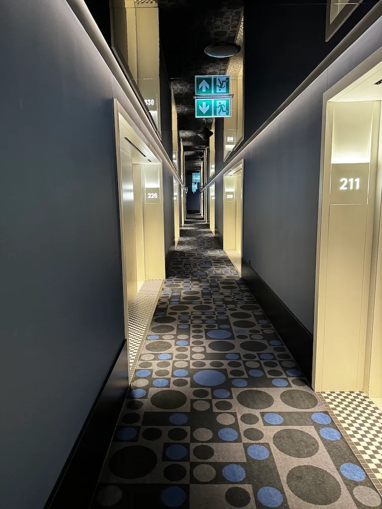 Gang im Renaissance Warsaw Airport Hotel mit Zimmernummer 211 und 226